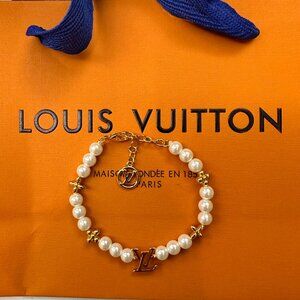 Elegant Gold and Pearl Bracelet